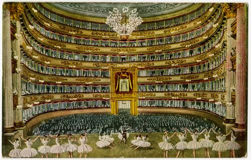 L'interno del Teatro alla Scala durante uno spettacolo di balletto in una cartolina del 1900